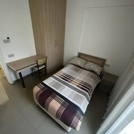 Carsi Merkezinde 2+1 * Кирения